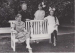 Anje Meeuwes met Mendeltje, Frederika en Berendina Wiersema